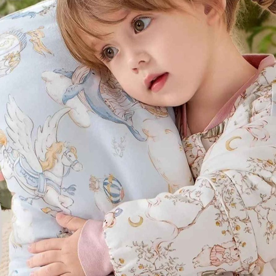  fille tient Gigoteuse pour hiver bleue ThermoSoie