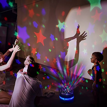 les enfant s'amusent avec la veilleuse bébé projection plafond - Douce Nuit