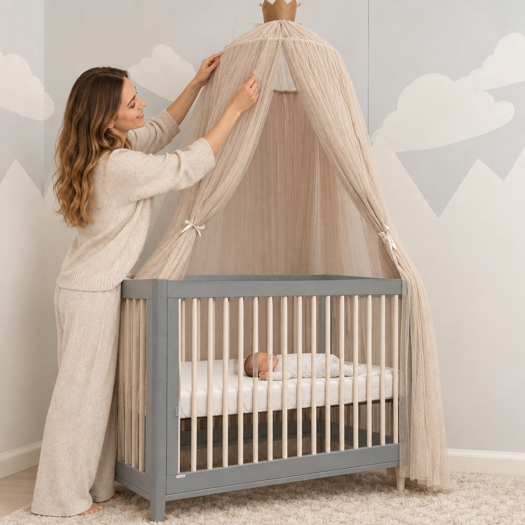 maman ajuste lit bebe voile beige bébé dort sereinement Cocon Rêveur