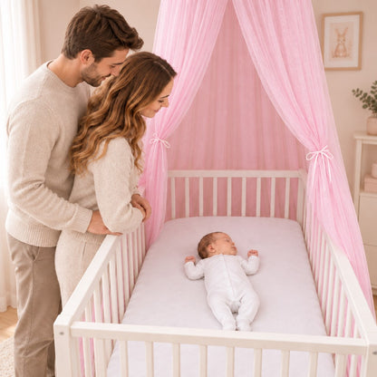 maman et papa regardent bébé dort paisiblement dans berceau sous ciel de lit fille rose blush