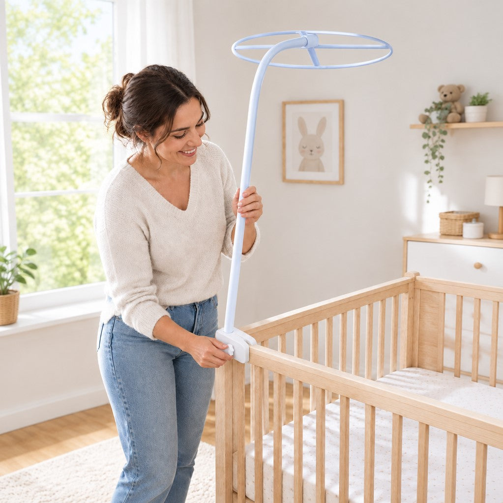 maman installe le support de ciel de lit bébé sur le berceau stable réglable