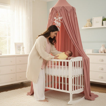 maman pose bébé dans berceau avec voile lit bebe terracotta