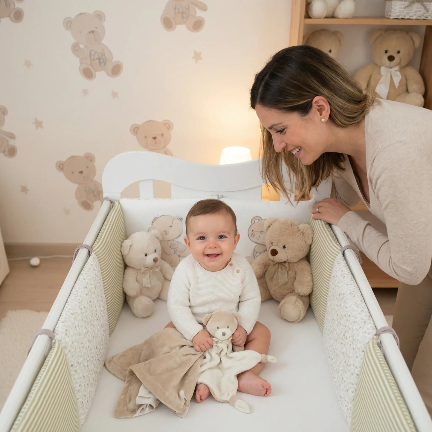 maman regarde bébé assit berceau Tour de lit bébé Ourson Reveur Coton Bio