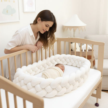 maman regarde bébé dormir avec tresse 3m LovliNest