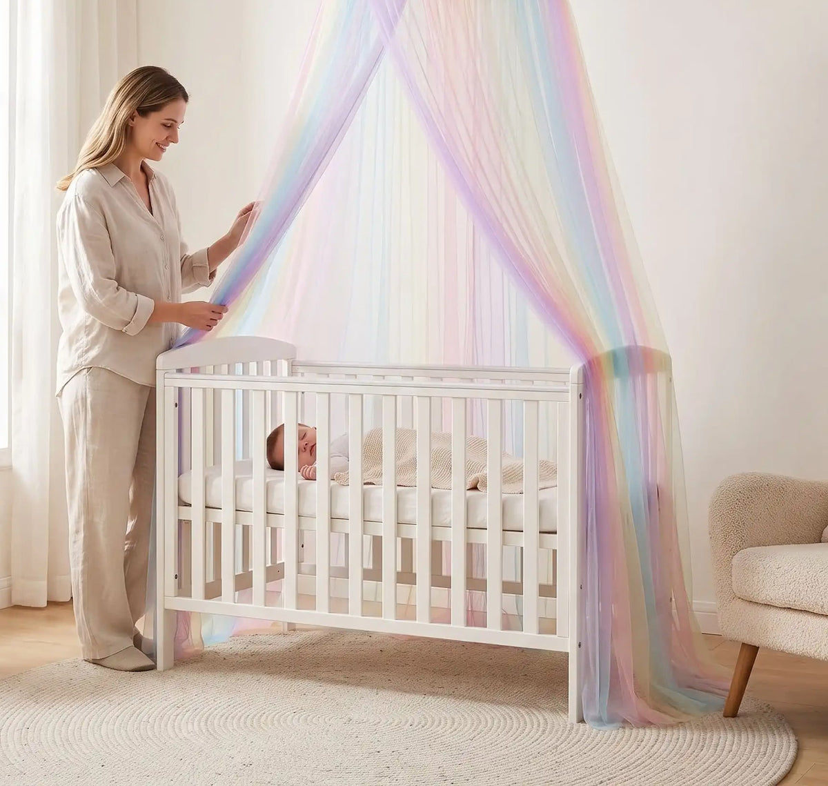 maman souriante ajuste ciel de lit bébé - arc-en-ciel