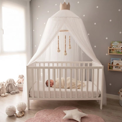 nouveau né dort paisiblement dans lit bebe voile blanc Cocon Rêveur
