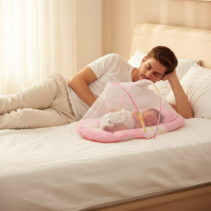 papa allongé dans lit avec bébé dans moustiquaire lit bébé sleepnest rose