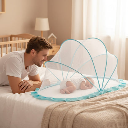 papa souriant regarde bébé sous moustiquaire lit bébé protection naturelle pliable