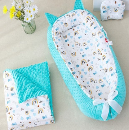 réducteur de lit bébé avec couverture minky turquoise