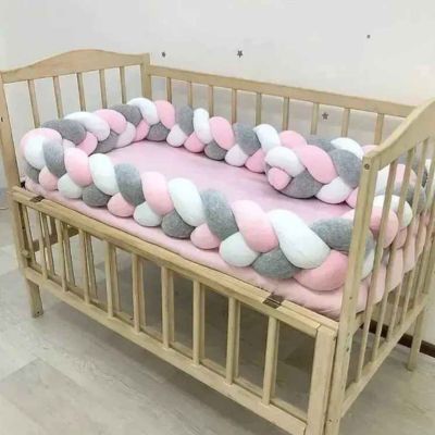 Tour de lit tressé rose blanc gris autour berceau ZigZou