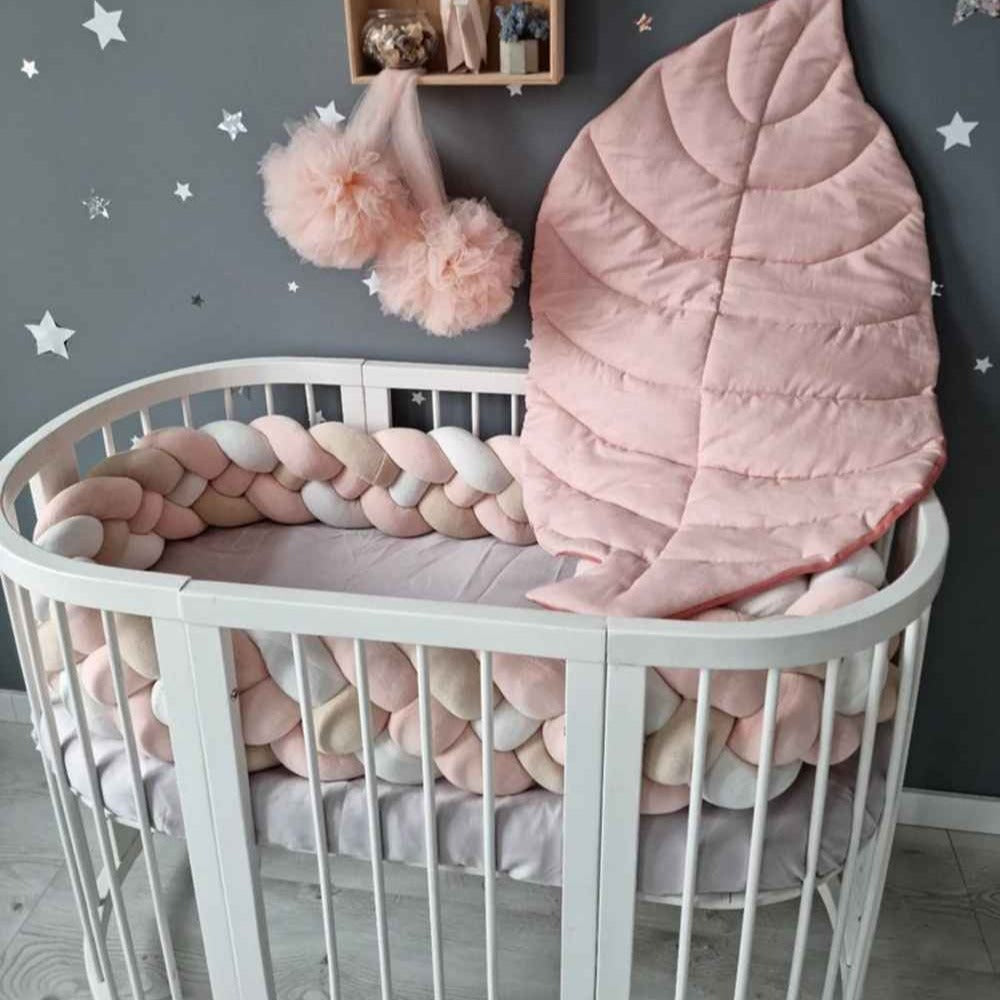Tresse de lit bébé Blanc Rose Kaki dans berceau avec tapis SécuriDodo