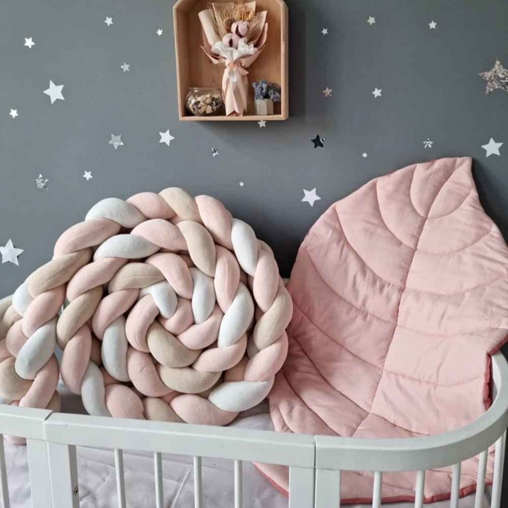 Tresse de lit bébé Blanc Rose Kaki enroulée dans berceau SécuriDodo