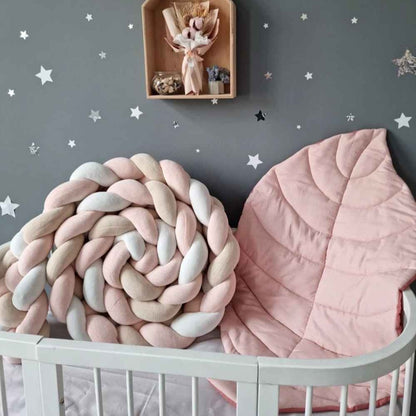 Tresse de lit bébé Blanc Rose Kaki enroulée dans berceau SécuriDodo