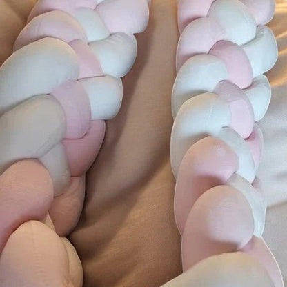 tresse de lit bébé douce apaisante cozyknot rose blanc