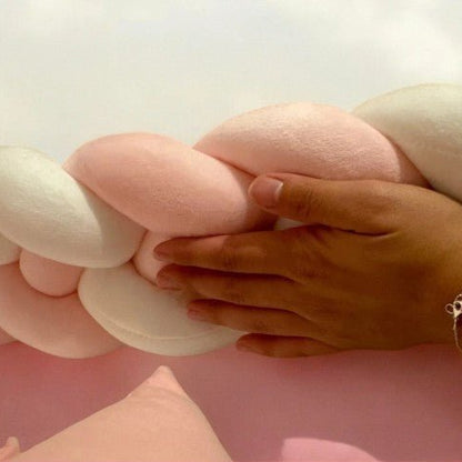 tresse de lit bébé douce protectrice cozyknot rose blanc