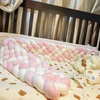 Tresse de lit bebe rassurante couleur rose blanc COCOONIX