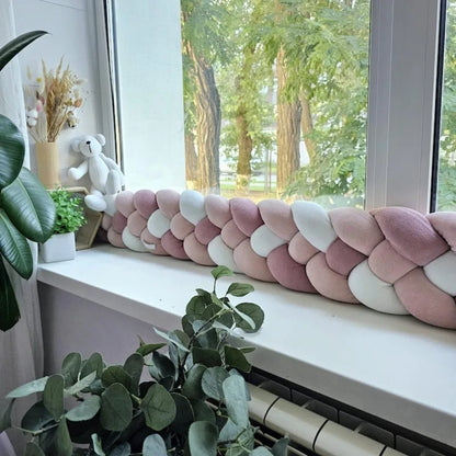 tresse de lit bebe rose contre fenêtre Cocon sécurisant