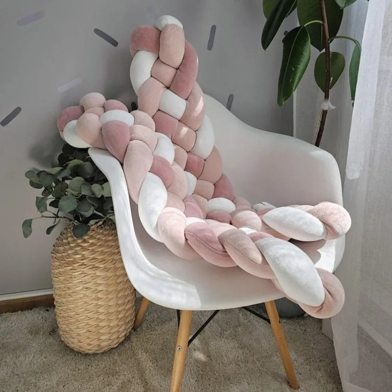 tresse de lit bebe rose sur chaise Cocon sécurisant
