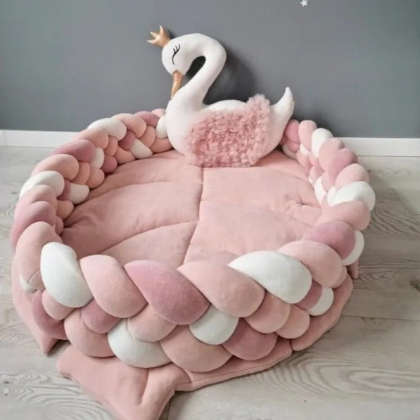tresse de lit bebe rose sur tapis Cocon sécurisant