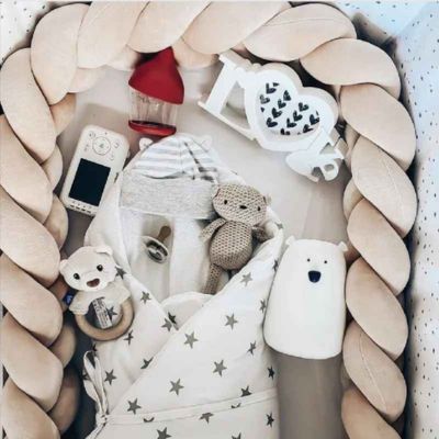 tresse de lit beige autour berceau Calinette
