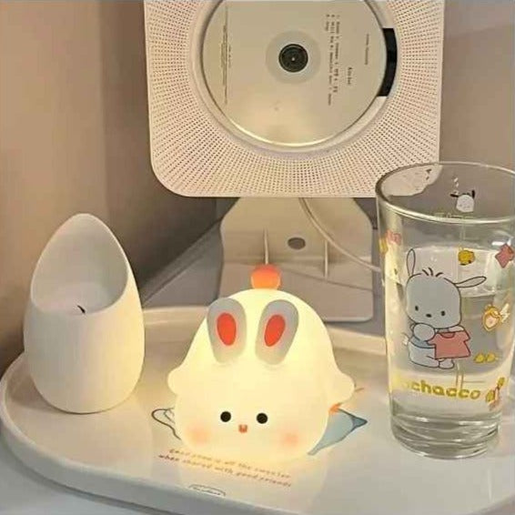 veilleuse bebe lapin sur table chevet - Nuits Apaisantes