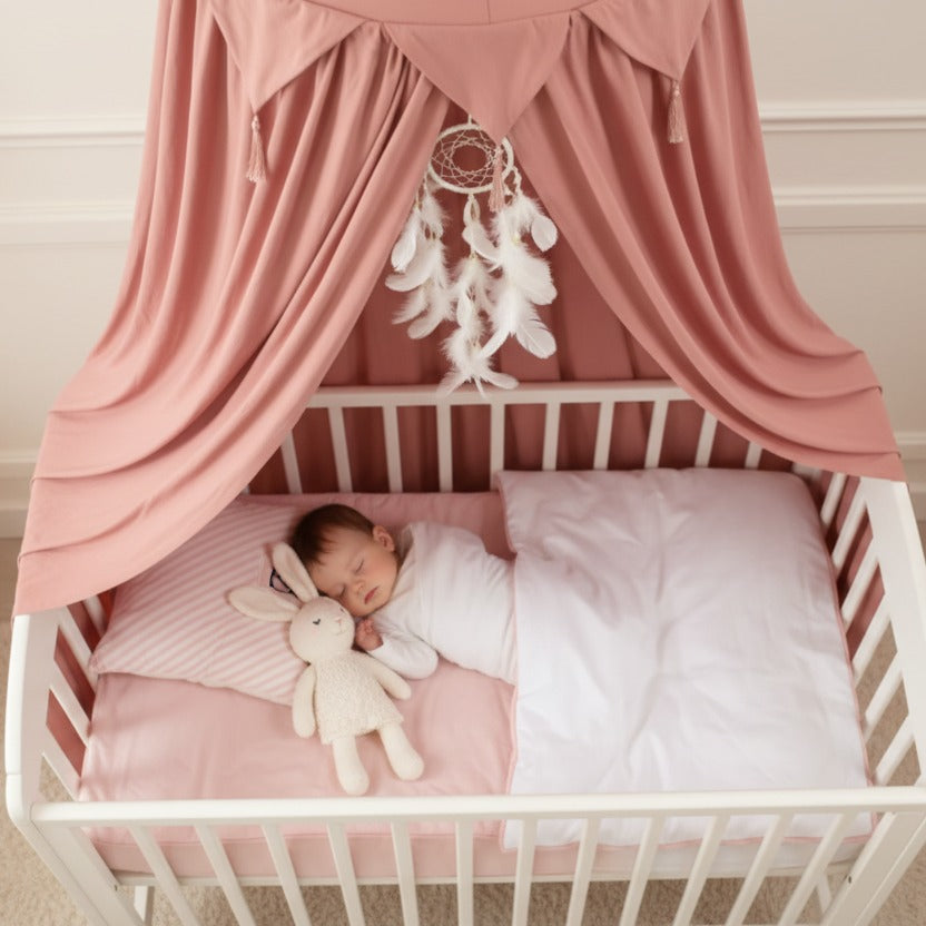vue en haut voile lit bebe avec bébé dort terracotta