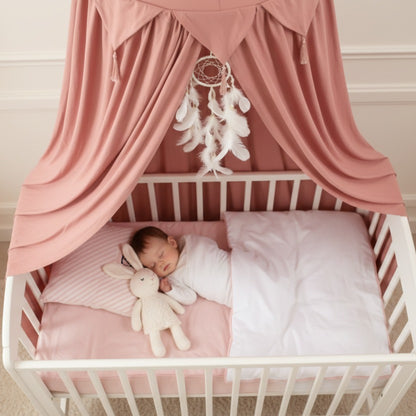 vue en haut voile lit bebe avec bébé dort terracotta